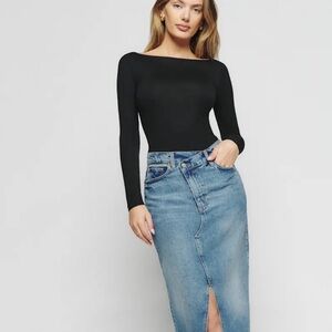 reformation wiley top size small
Women's Black Long-Sleeve Boatneck Top